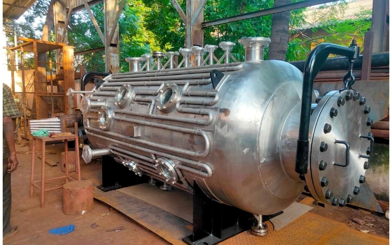 Flash vessel with tracing pipes