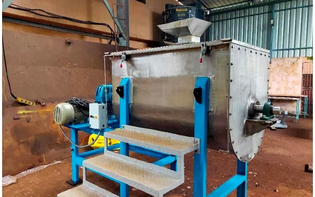 Ribbon blender